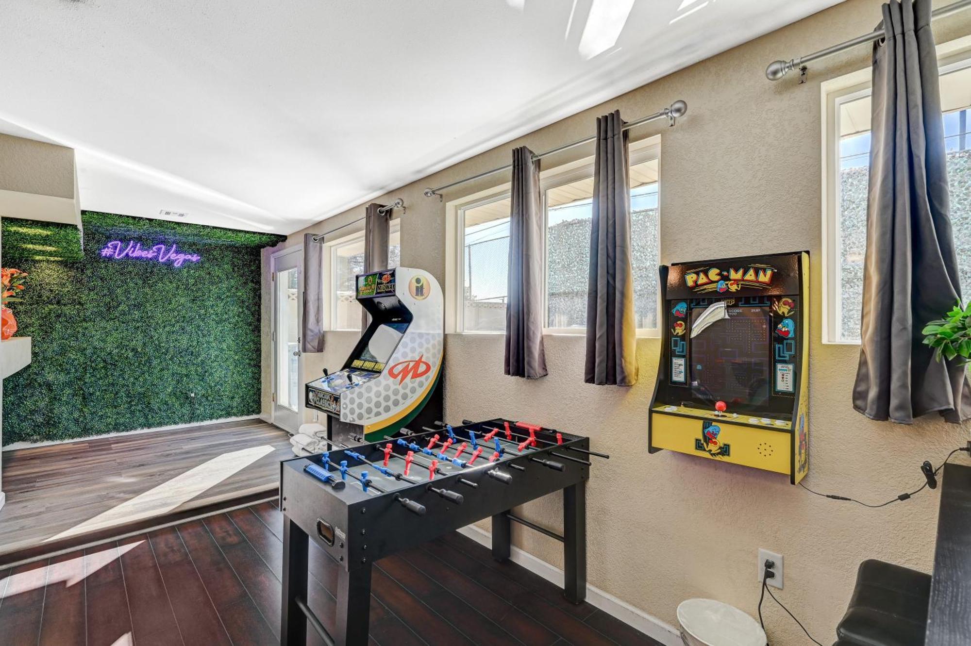 Large House, 15 Beds, Heated Pool, Hot Tub, Bbq, Close To Strip Villa *