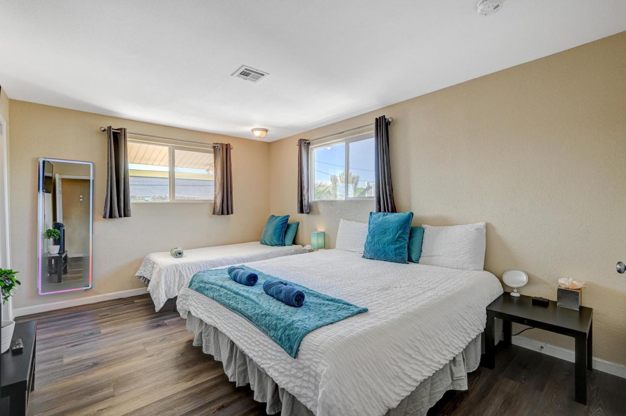 Large House, 15 Beds, Heated Pool, Hot Tub, Bbq, Close To Strip Villa Las Vegas