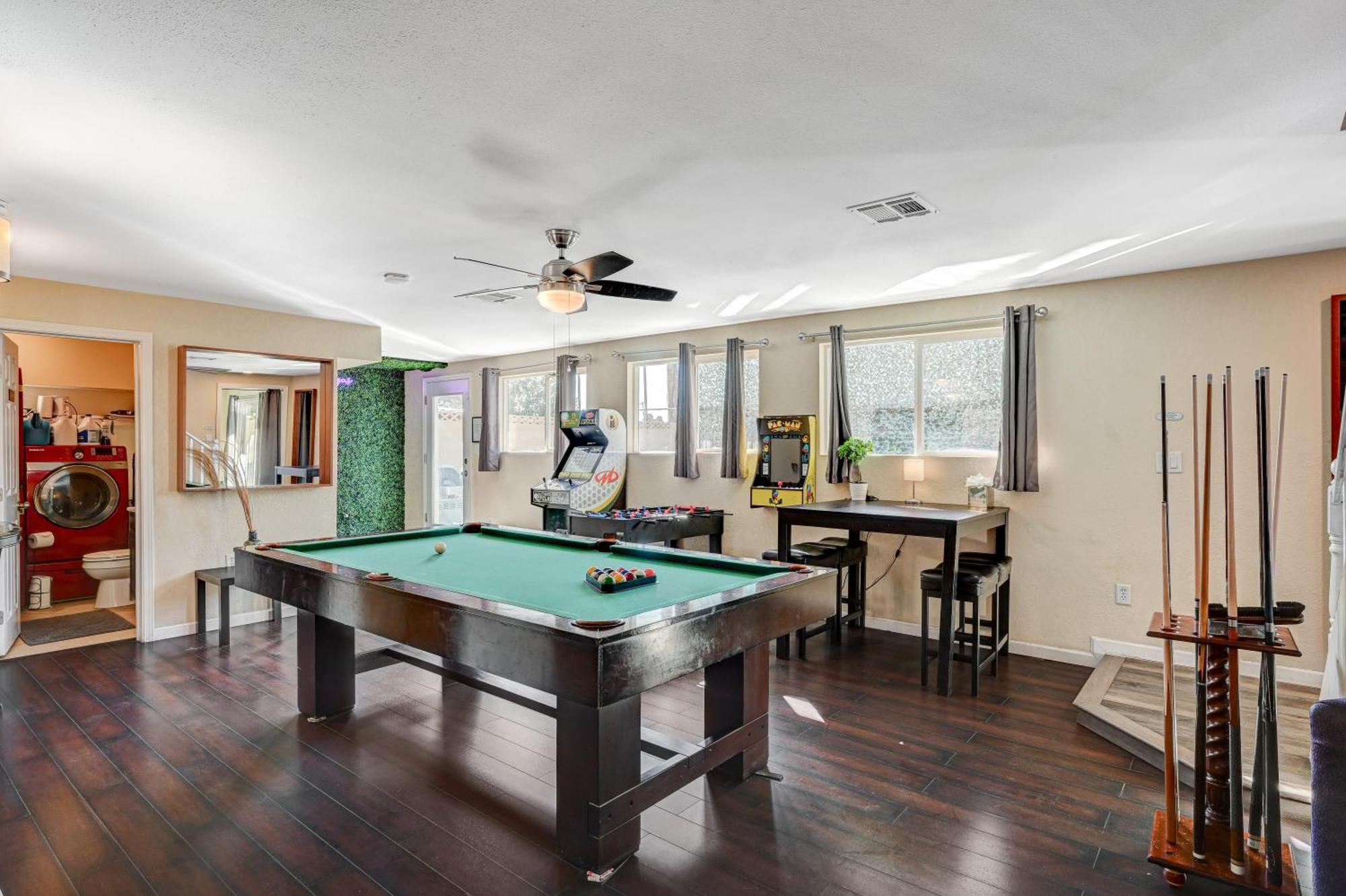 Large House, 15 Beds, Heated Pool, Hot Tub, Bbq, Close To Strip Villa *