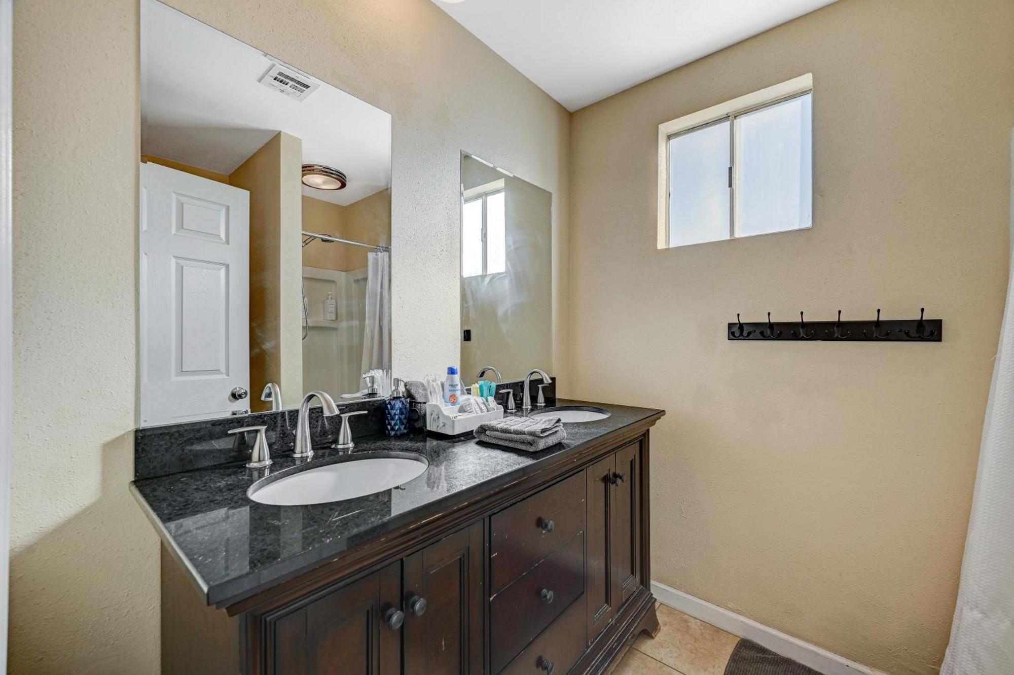 Large House, 15 Beds, Heated Pool, Hot Tub, Bbq, Close To Strip Villa Las Vegas