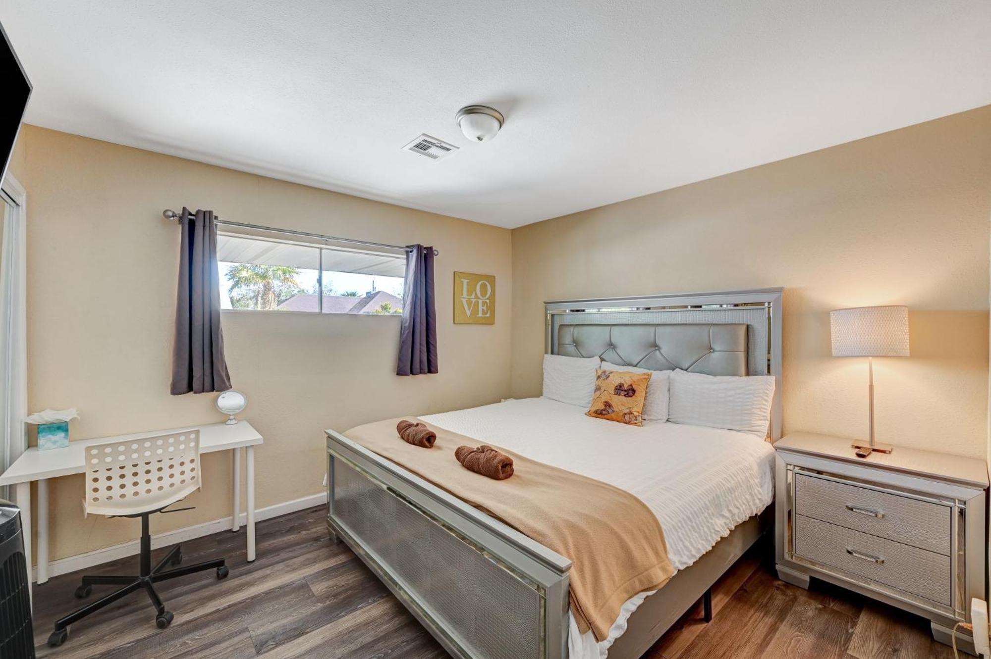 Large House, 15 Beds, Heated Pool, Hot Tub, Bbq, Close To Strip *