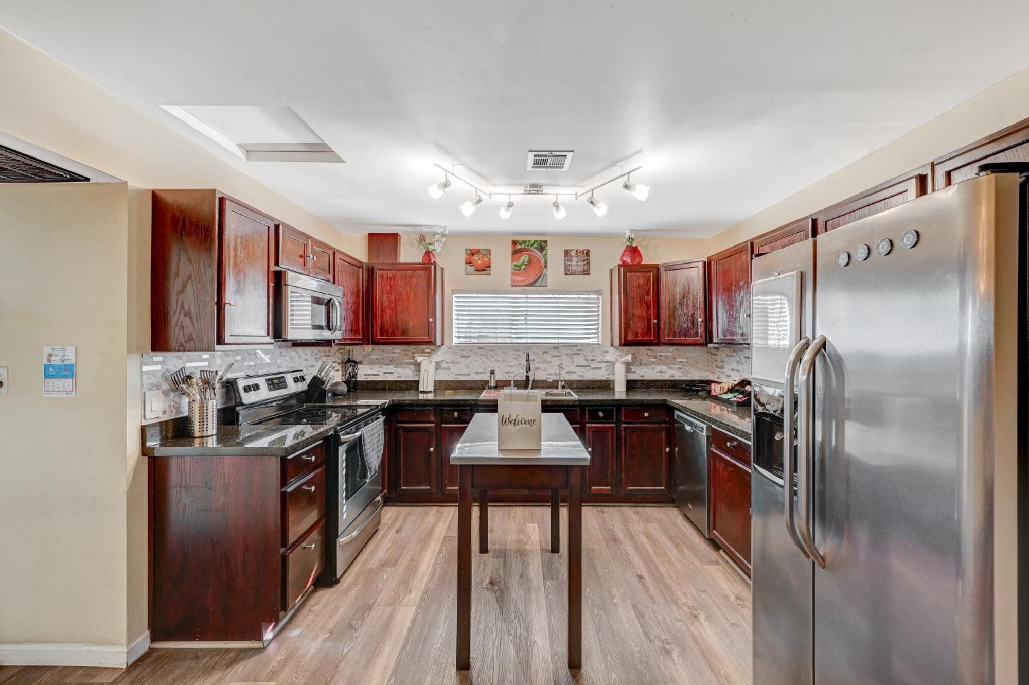 Large House, 15 Beds, Heated Pool, Hot Tub, Bbq, Close To Strip Villa *