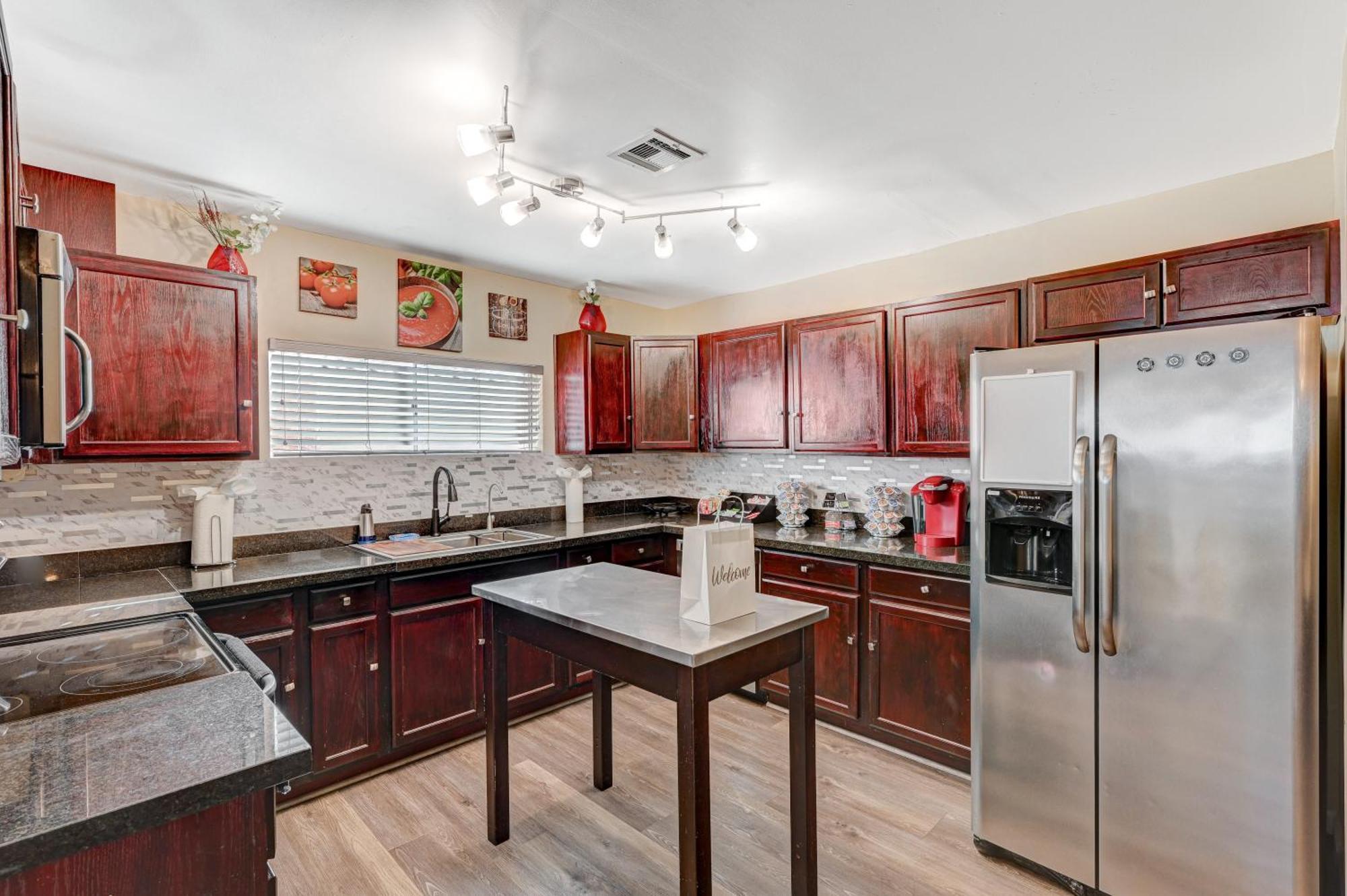 Large House, 15 Beds, Heated Pool, Hot Tub, Bbq, Close To Strip Villa Las Vegas