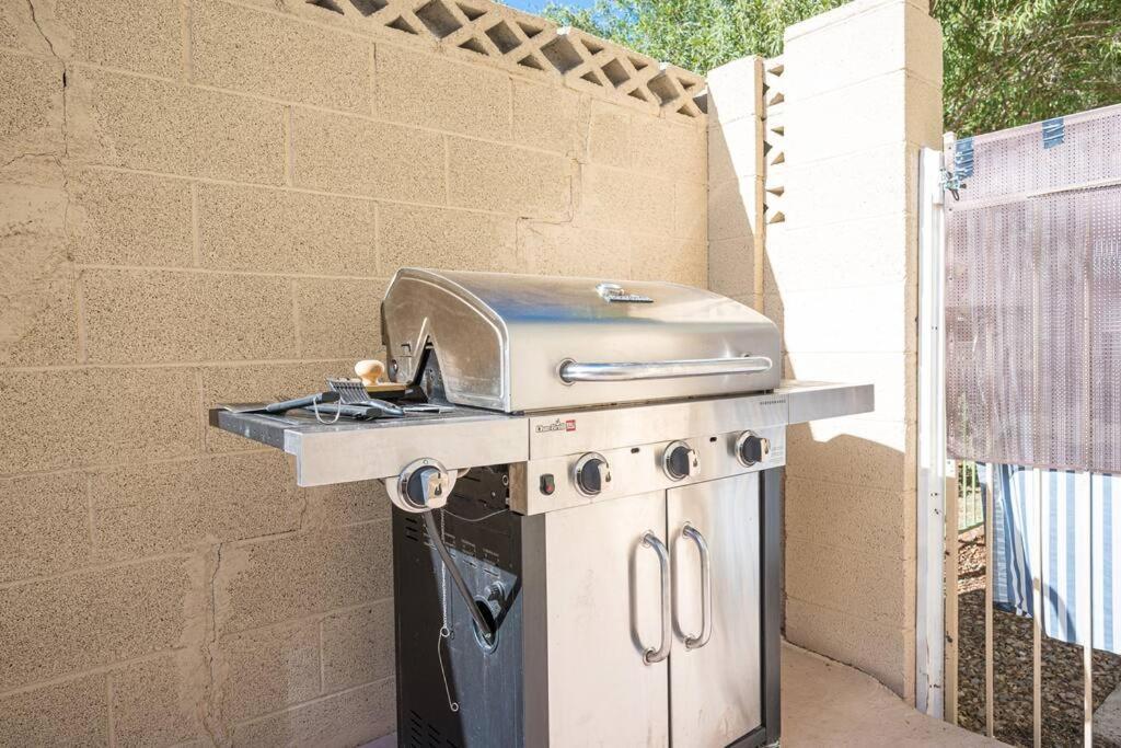 Large House, 15 Beds, Heated Pool, Hot Tub, Bbq, Close To Strip Las Vegas