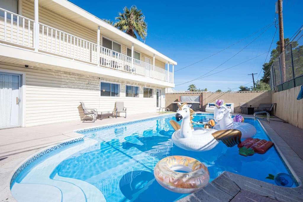 Villa Large House, 15 Beds, Heated Pool, Hot Tub, Bbq, Close To Strip *
