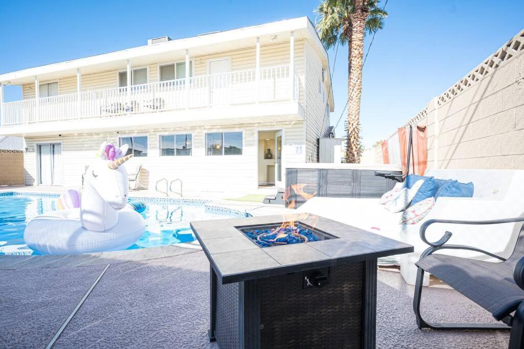 Large House, 15 Beds, Heated Pool, Hot Tub, Bbq, Close To Strip *