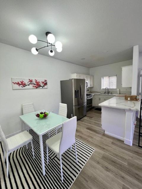 Apartment Newly Upgraded 2bed 2bath Condo!