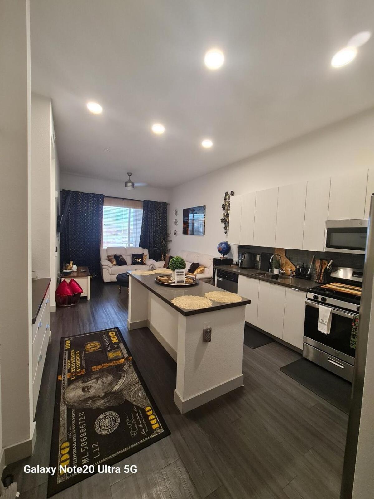Modern One Flat In The Beautiful Vegas