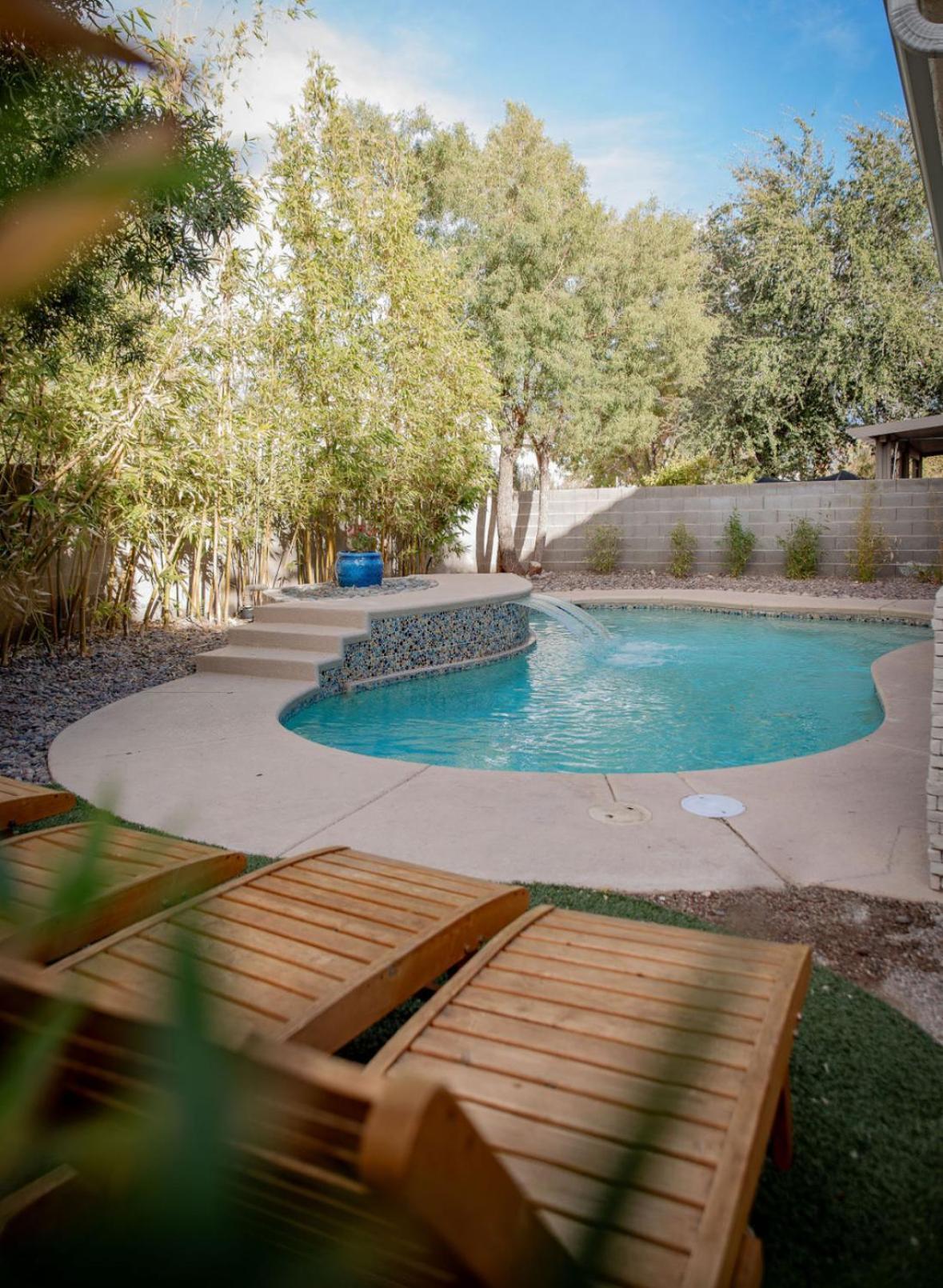 House In Vegas With Heated Pool Ferienhaus