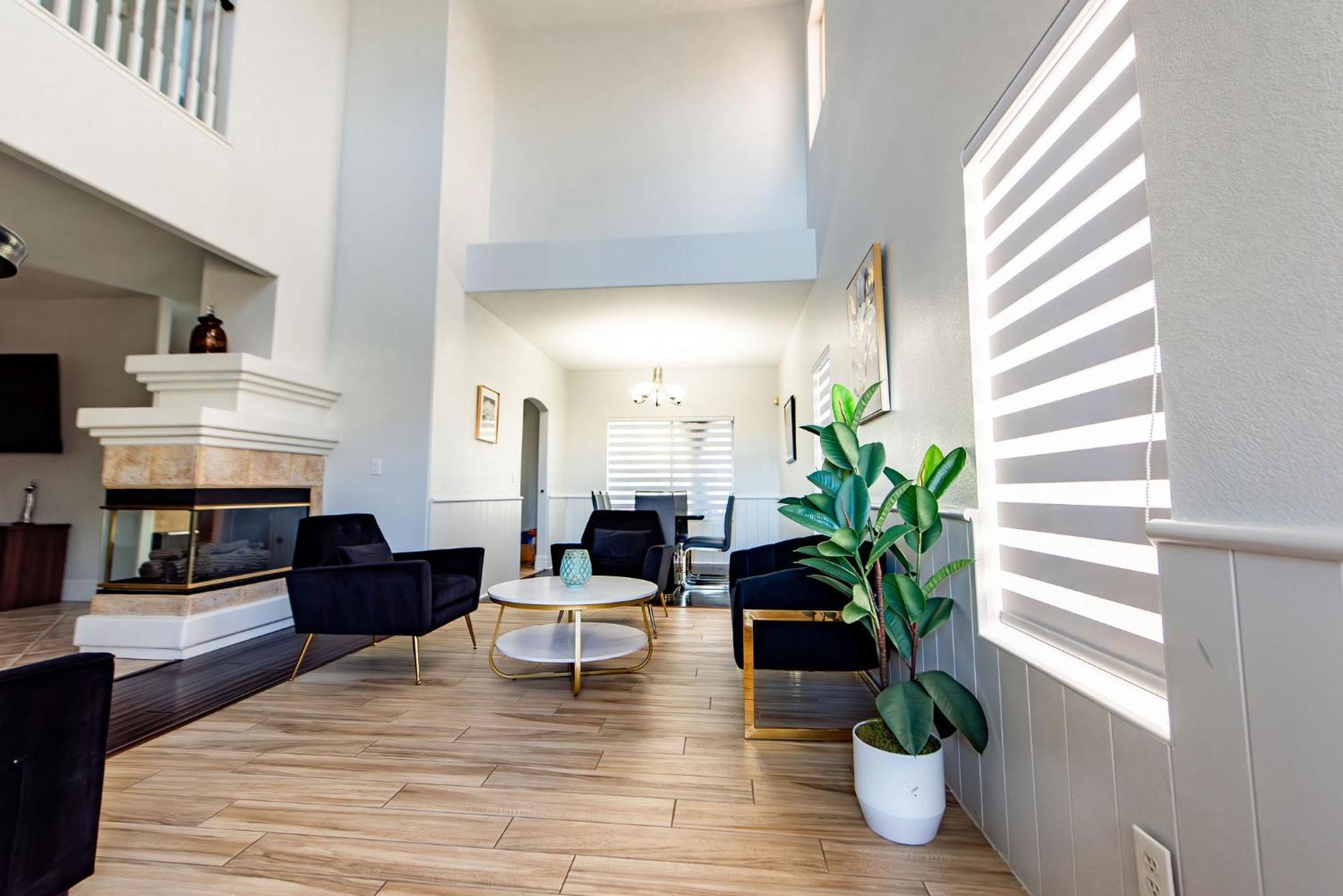 House In Vegas With Heated Pool Holiday home