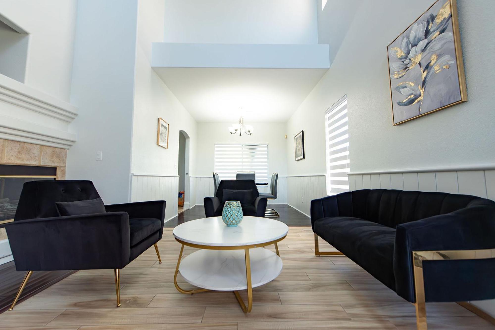 House In Vegas With Heated Pool Holiday home