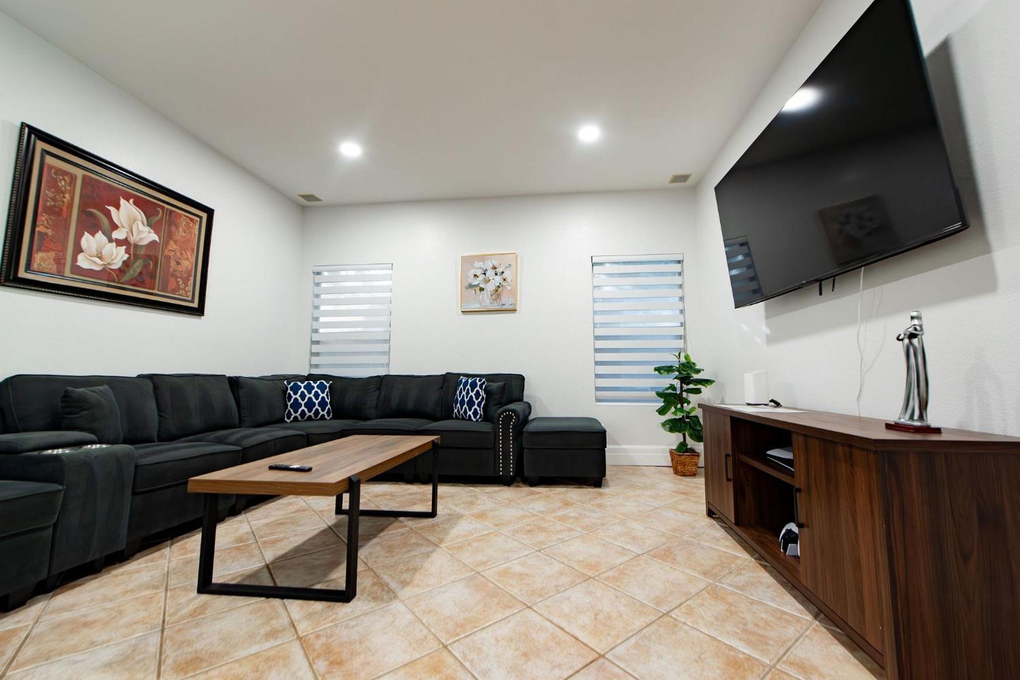 House In Vegas With Heated Pool *
