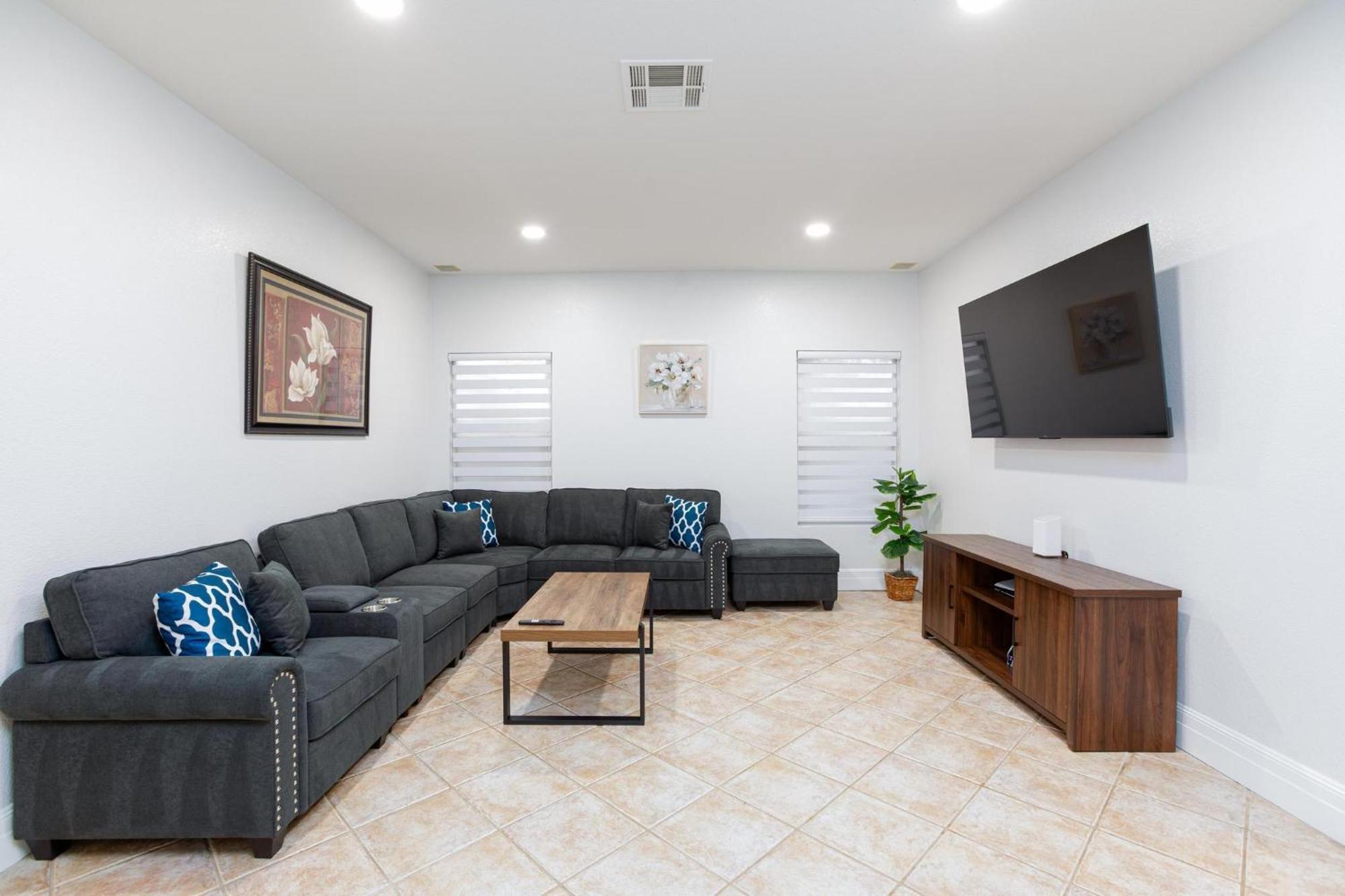 House In Vegas With Heated Pool Holiday home