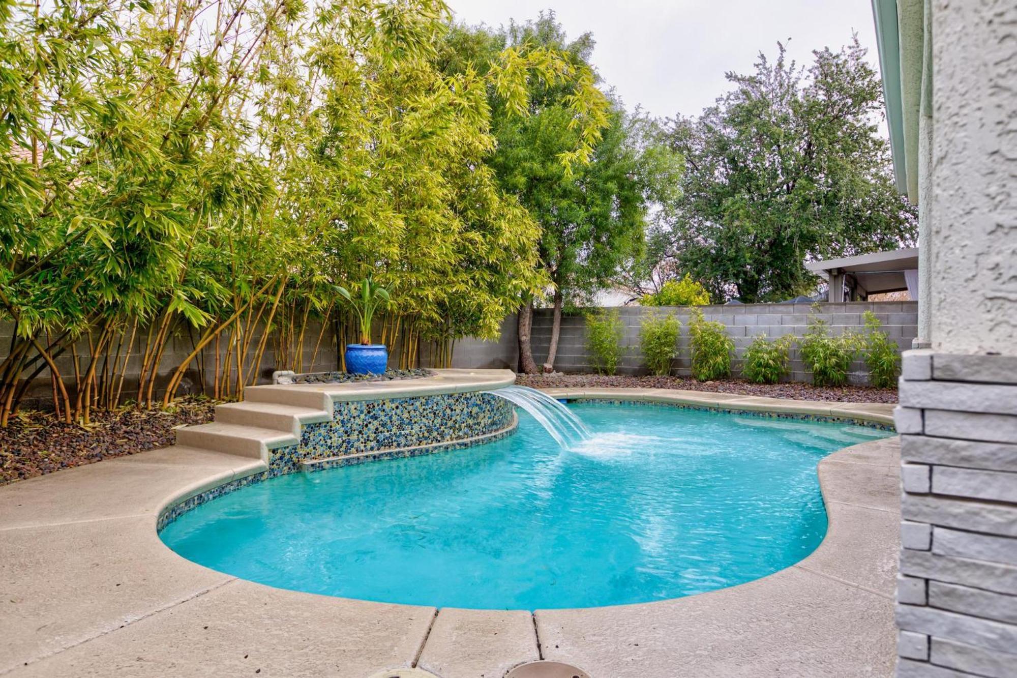 House In Vegas With Heated Pool Ferienhaus *