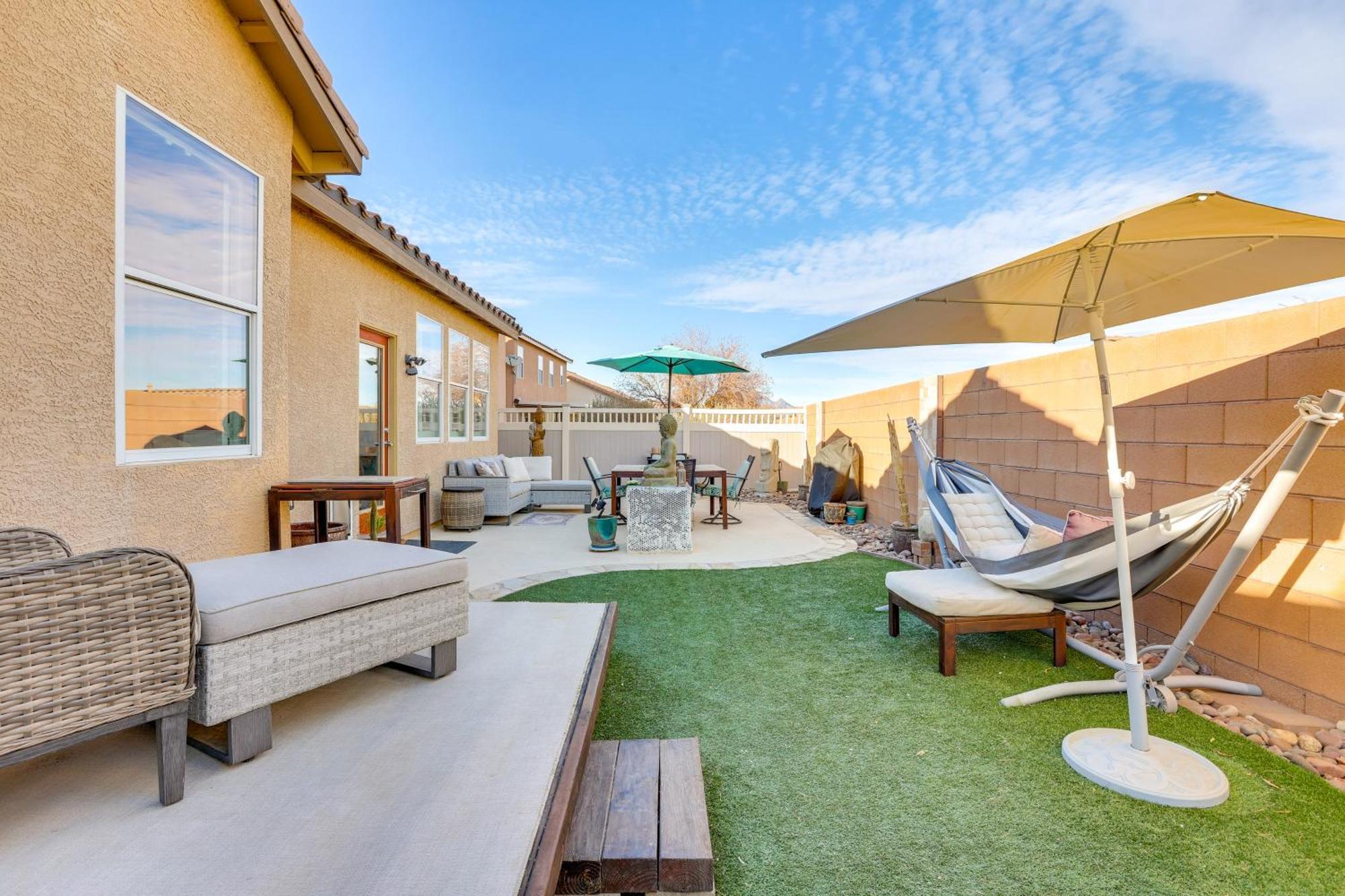 Charming Henderson 6 Mi To Vegas! Holiday home