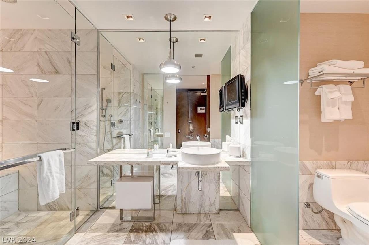 Luxurious Balcony Access 26319 Apartment