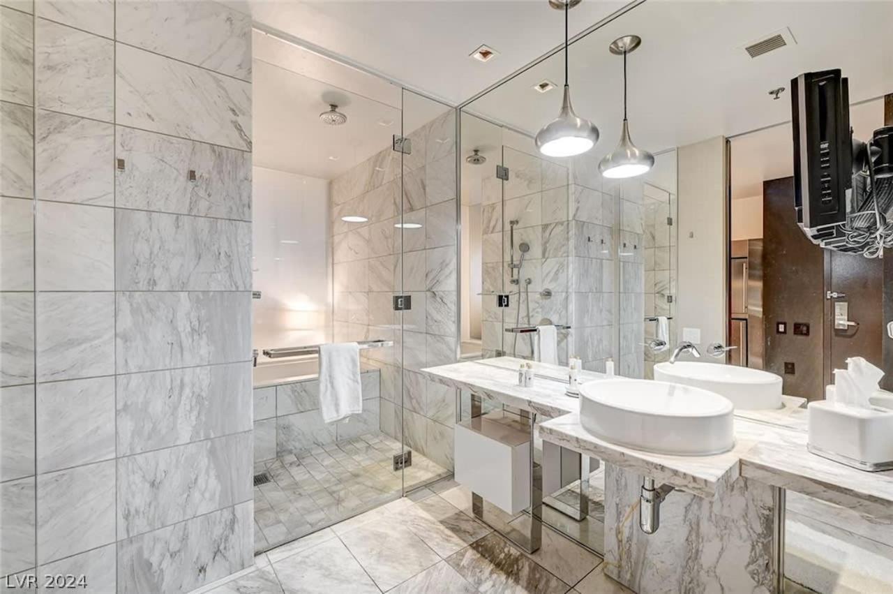 Luxurious Balcony Access 26319 Apartment *