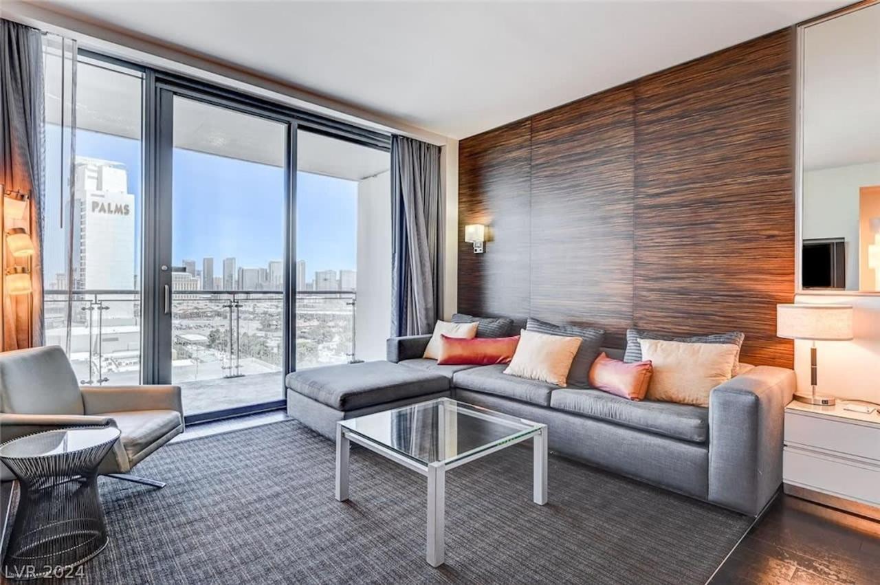 Amazing 23rd Fl Balcony Access 23307