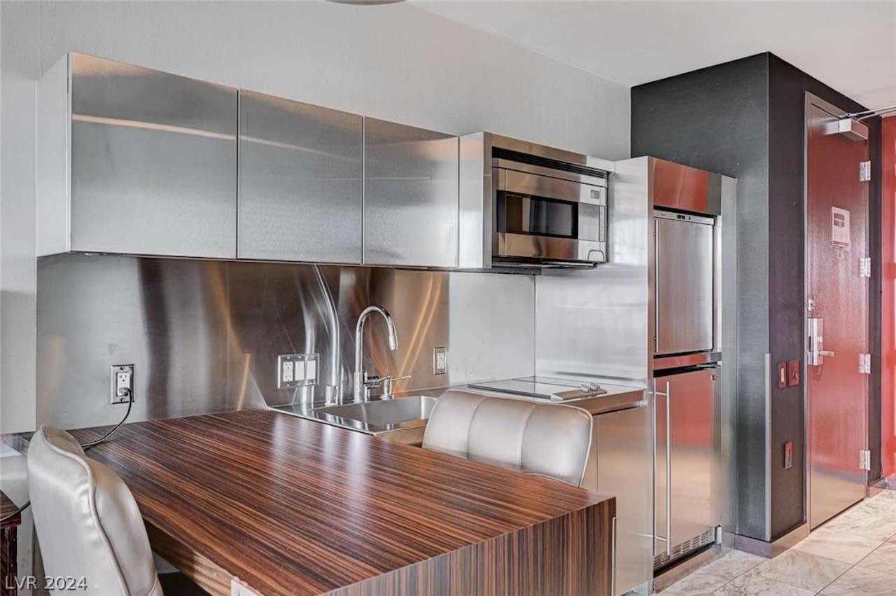 Luxurious Mountain Views At Palms 16319