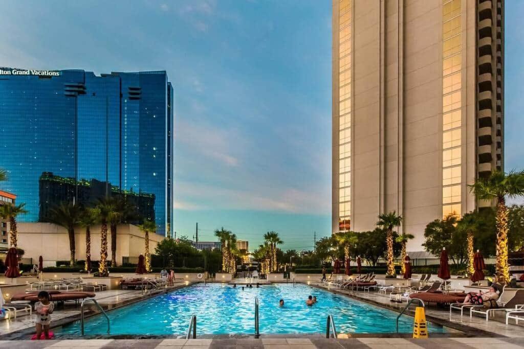 Apartment Mgm 10719 Signature Strip View