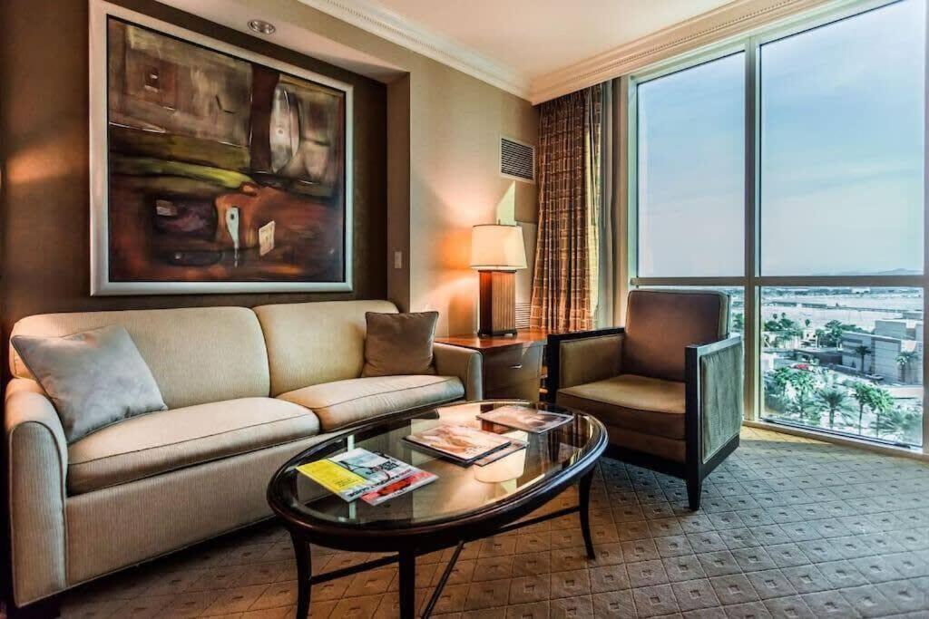 Mgm 05717 Signature Strip View W Balcony Apartment *