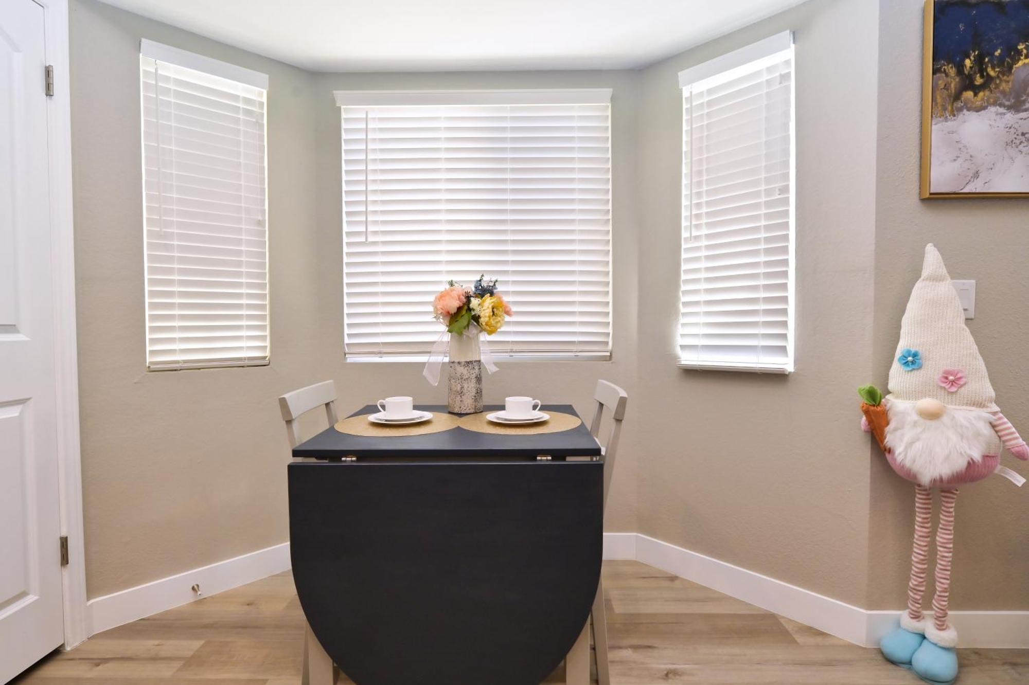 Holiday home Near The Strip, Smart Tvs, Wifi, Private Garage And Backyard Las Vegas
