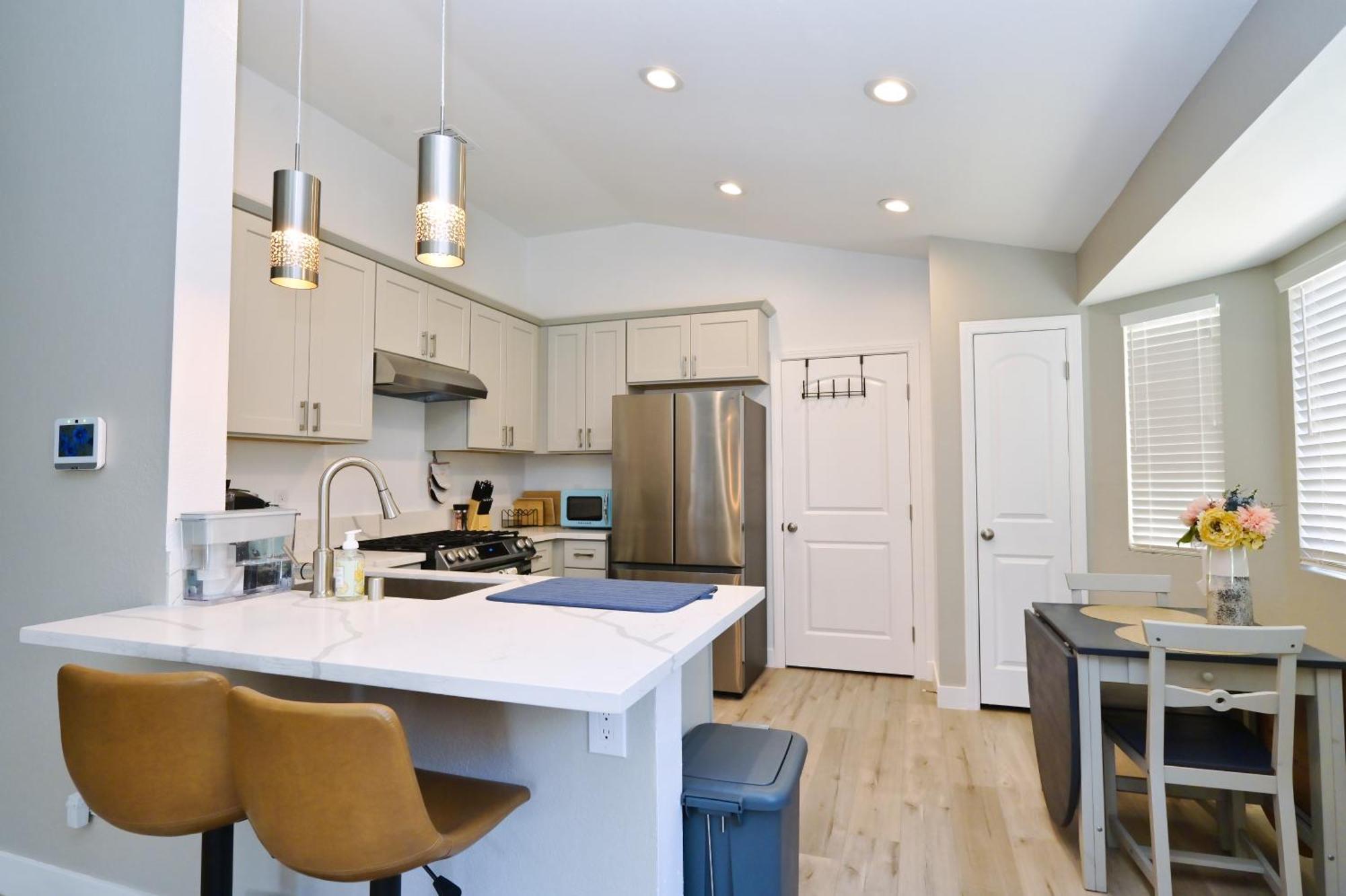 Near The Strip, Smart Tvs, Wifi, Private Garage And Backyard *