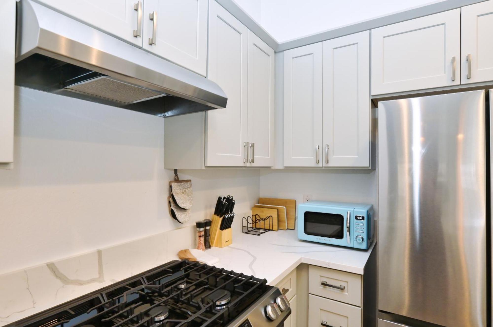 Holiday home Near The Strip, Smart Tvs, Wifi, Private Garage And Backyard *