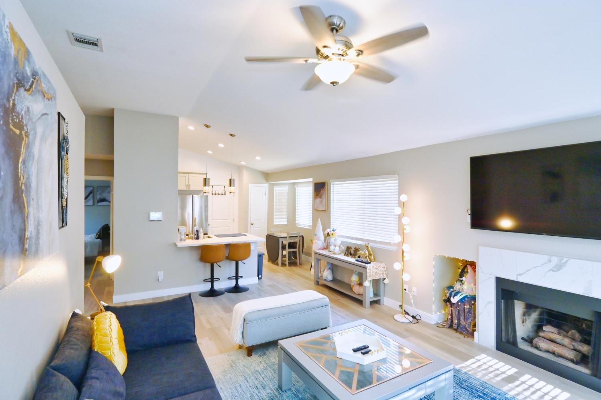 Near The Strip, Smart Tvs, Wifi, Private Garage And Backyard *