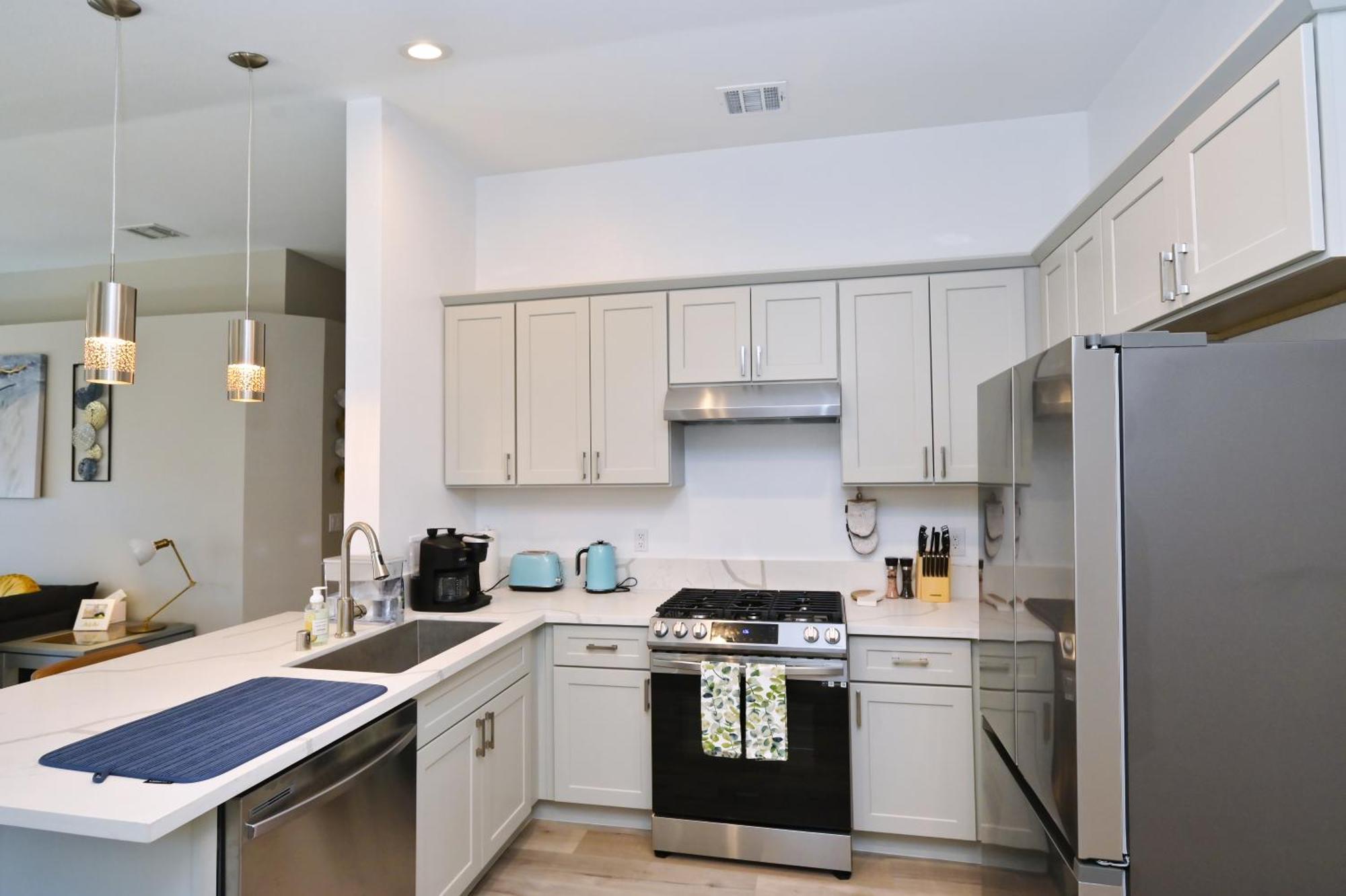 Near The Strip, Smart Tvs, Wifi, Private Garage And Backyard
