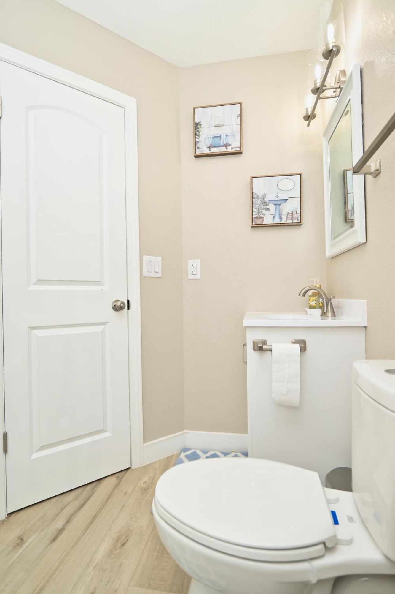 Near The Strip, Smart Tvs, Wifi, Private Garage And Backyard Holiday home Las Vegas