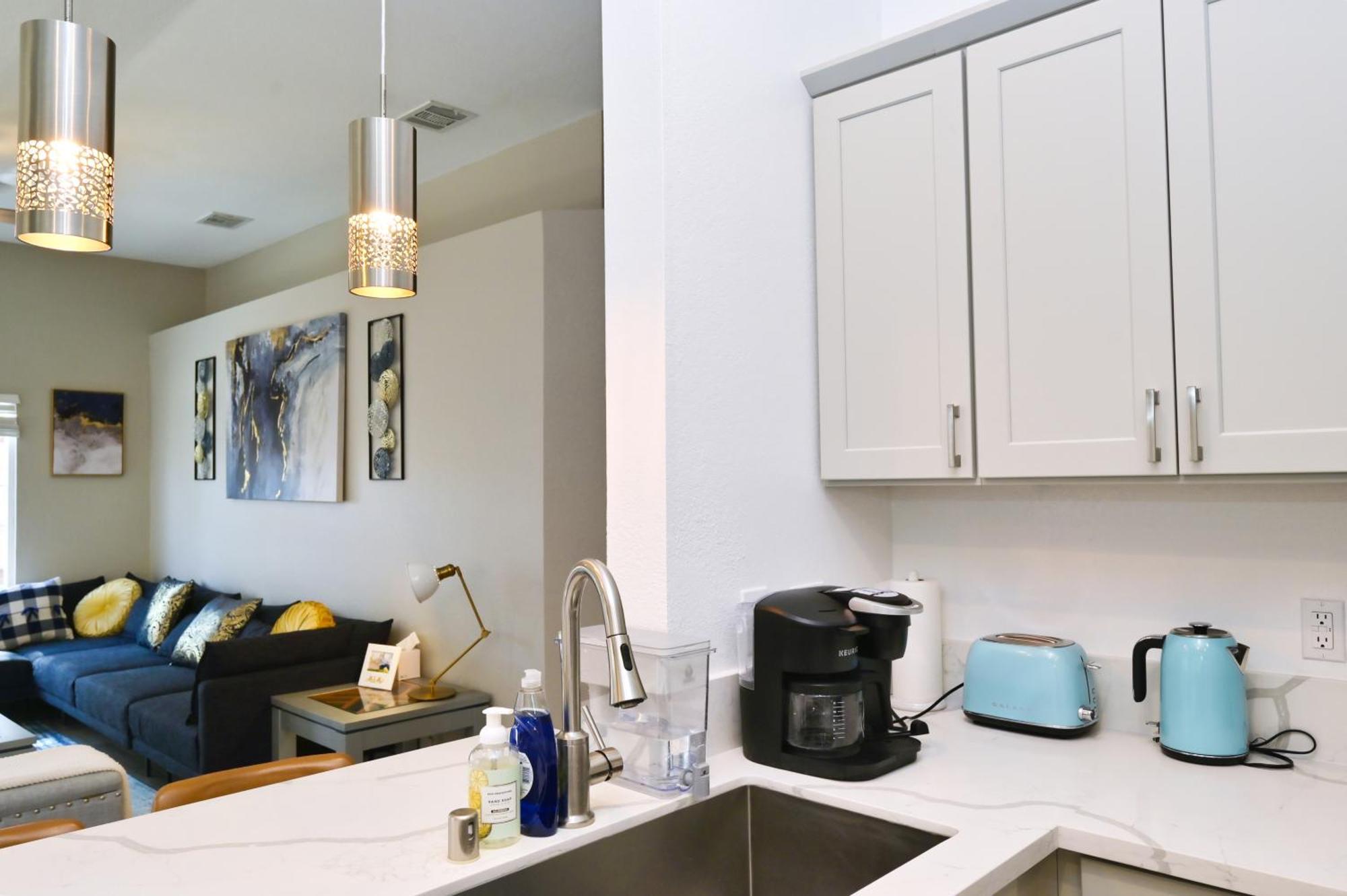 Near The Strip, Smart Tvs, Wifi, Private Garage And Backyard *