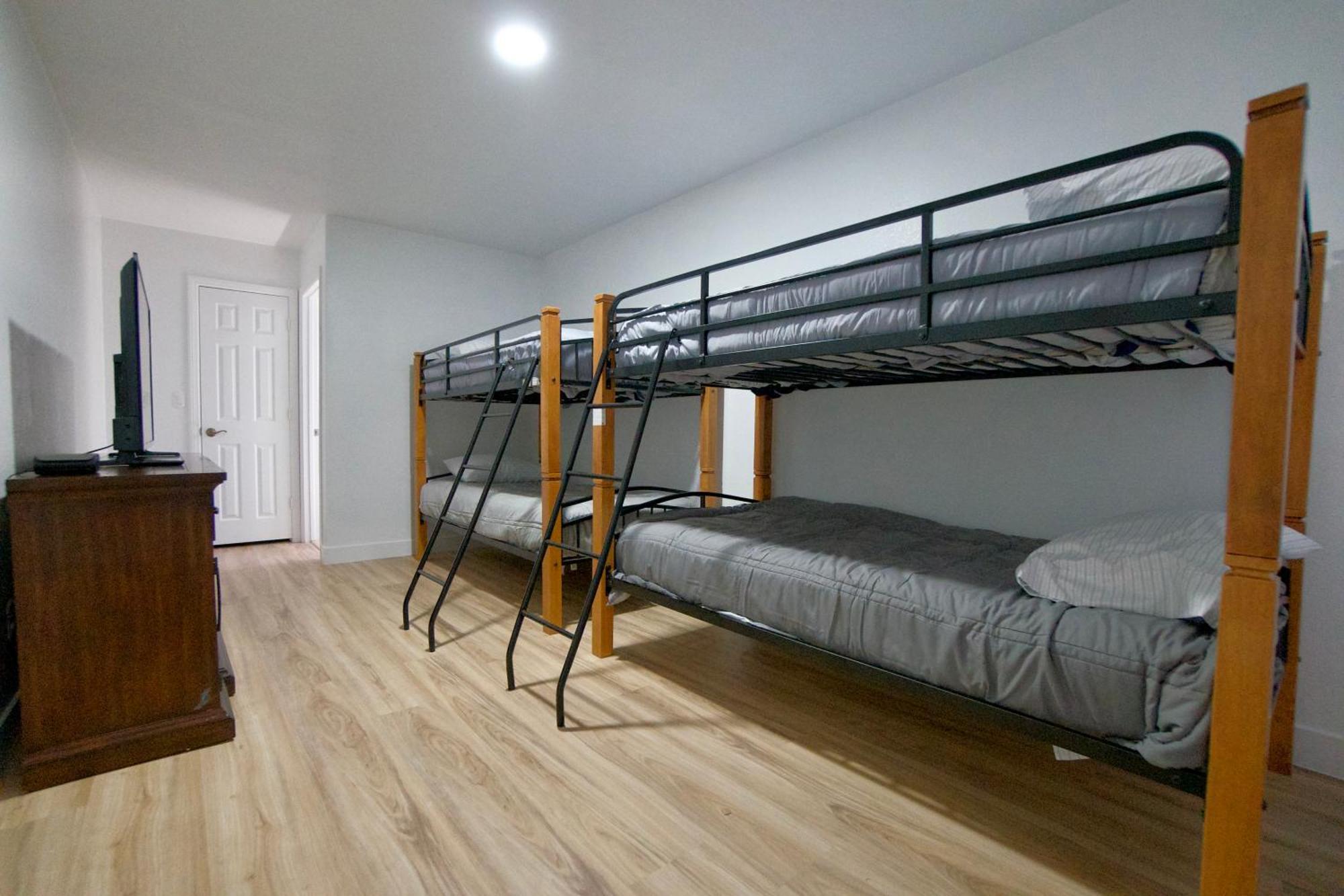Vegas Lucky Vacation - Entire Home, Pool, 15mins From Strip And More! Holiday home Las Vegas