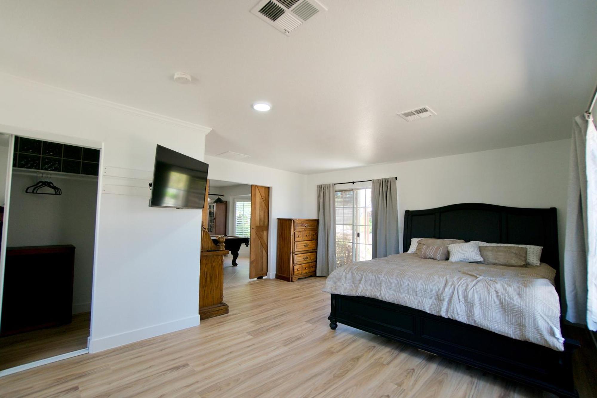 Vegas Lucky Vacation - Entire Home, Pool, 15mins From Strip And More! Holiday home *