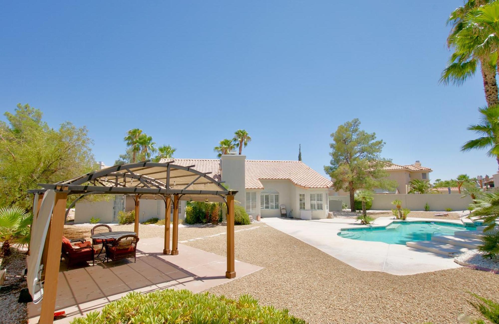 Vegas Lucky Vacation - Entire Home, Pool, 15mins From Strip And More! Holiday home Las Vegas