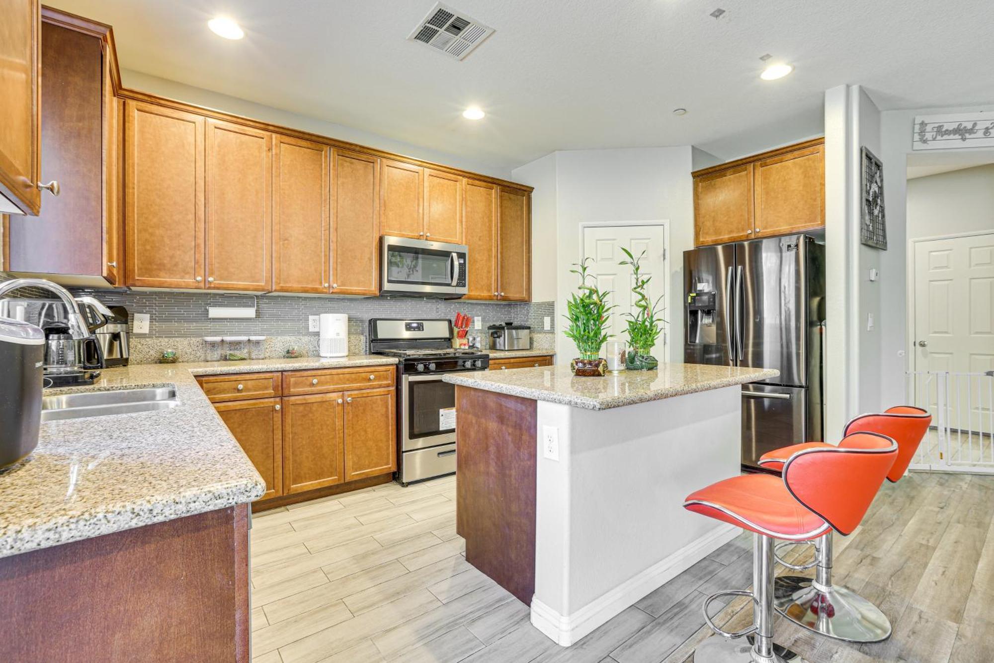 1 Mi To Aliante Casino Townhome With Fenced Yard! Holiday home