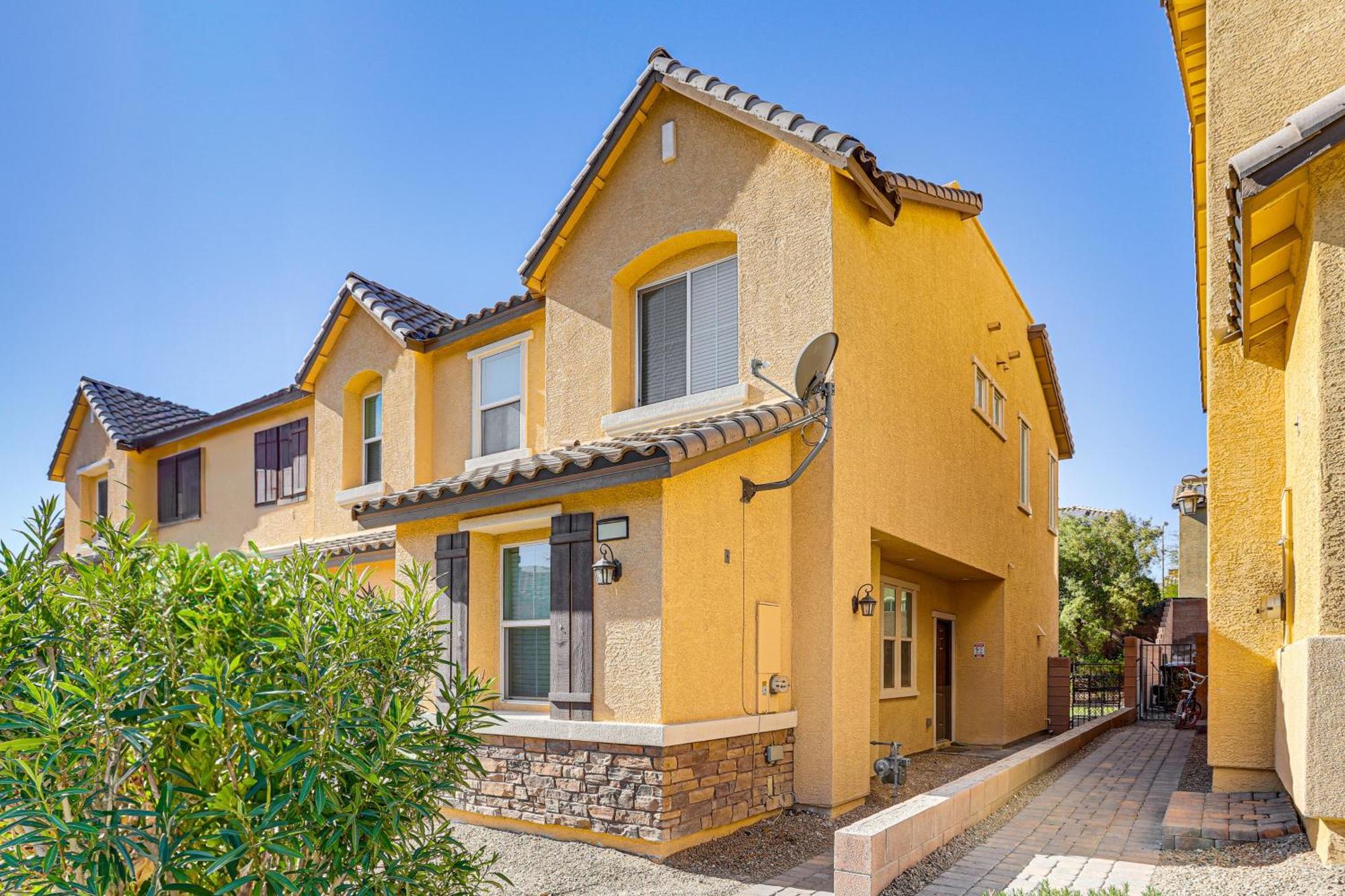 1 Mi To Aliante Casino Townhome With Fenced Yard! *