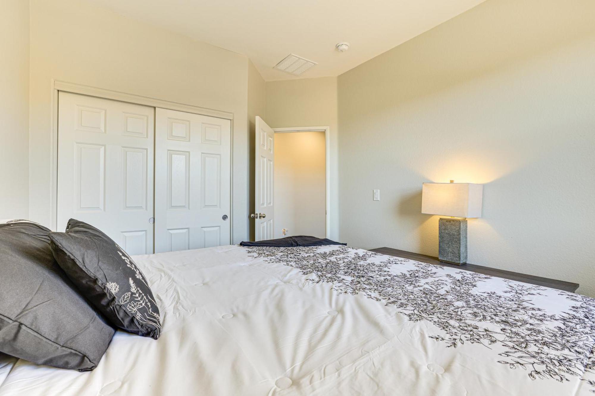 1 Mi To Aliante Casino Townhome With Fenced Yard! Las Vegas