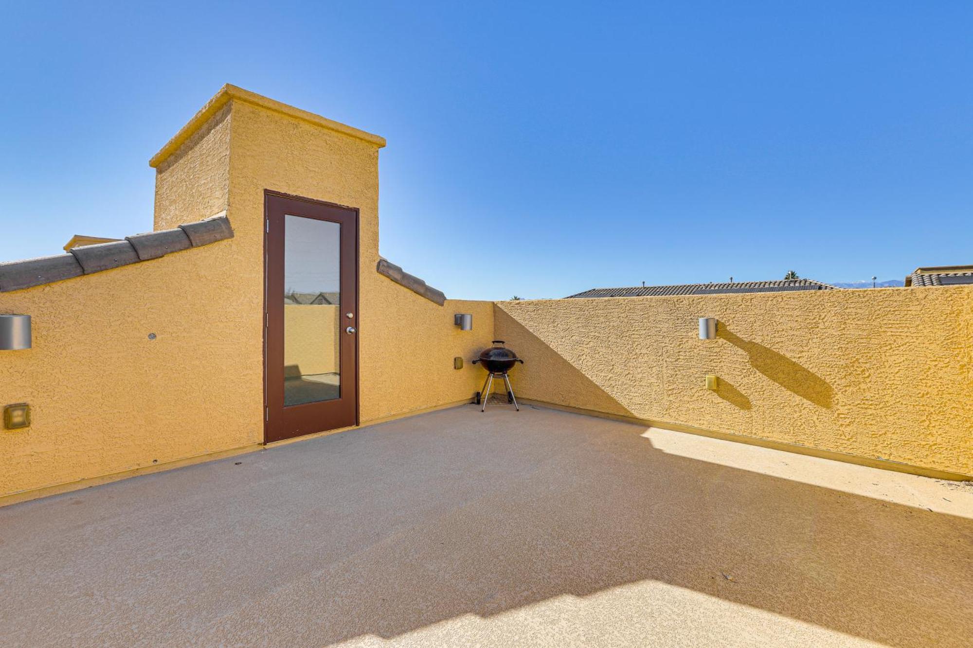 1 Mi To Aliante Casino Townhome With Fenced Yard! * Las Vegas