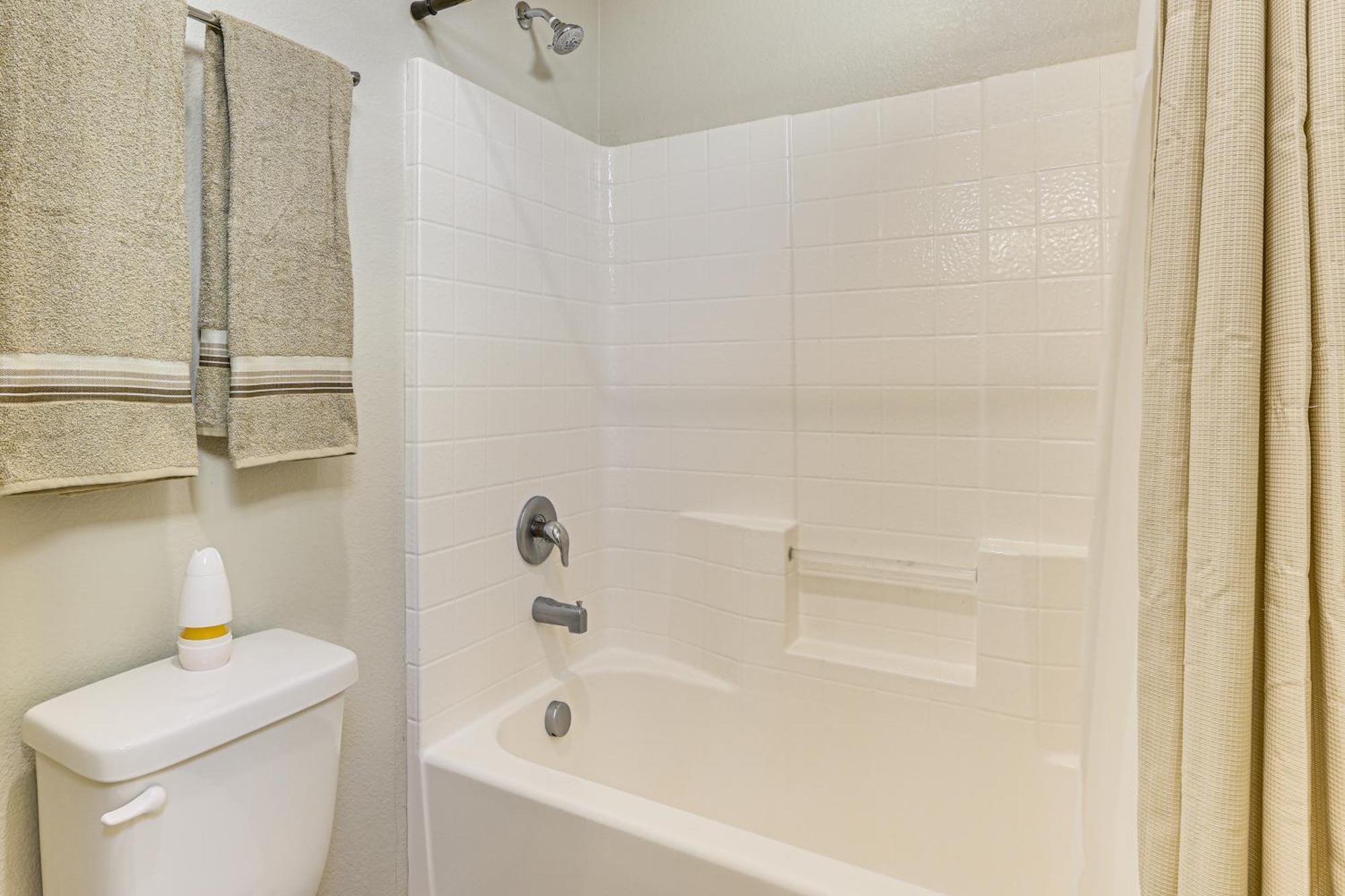 1 Mi To Aliante Casino Townhome With Fenced Yard! Holiday home Las Vegas