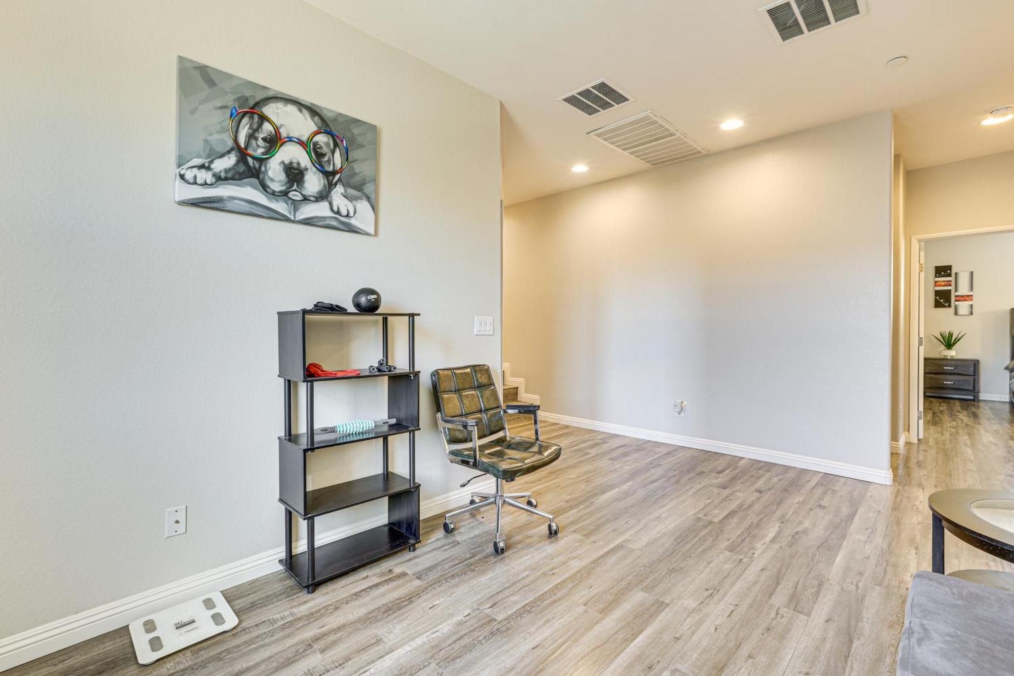 Holiday home 1 Mi To Aliante Casino Townhome With Fenced Yard!