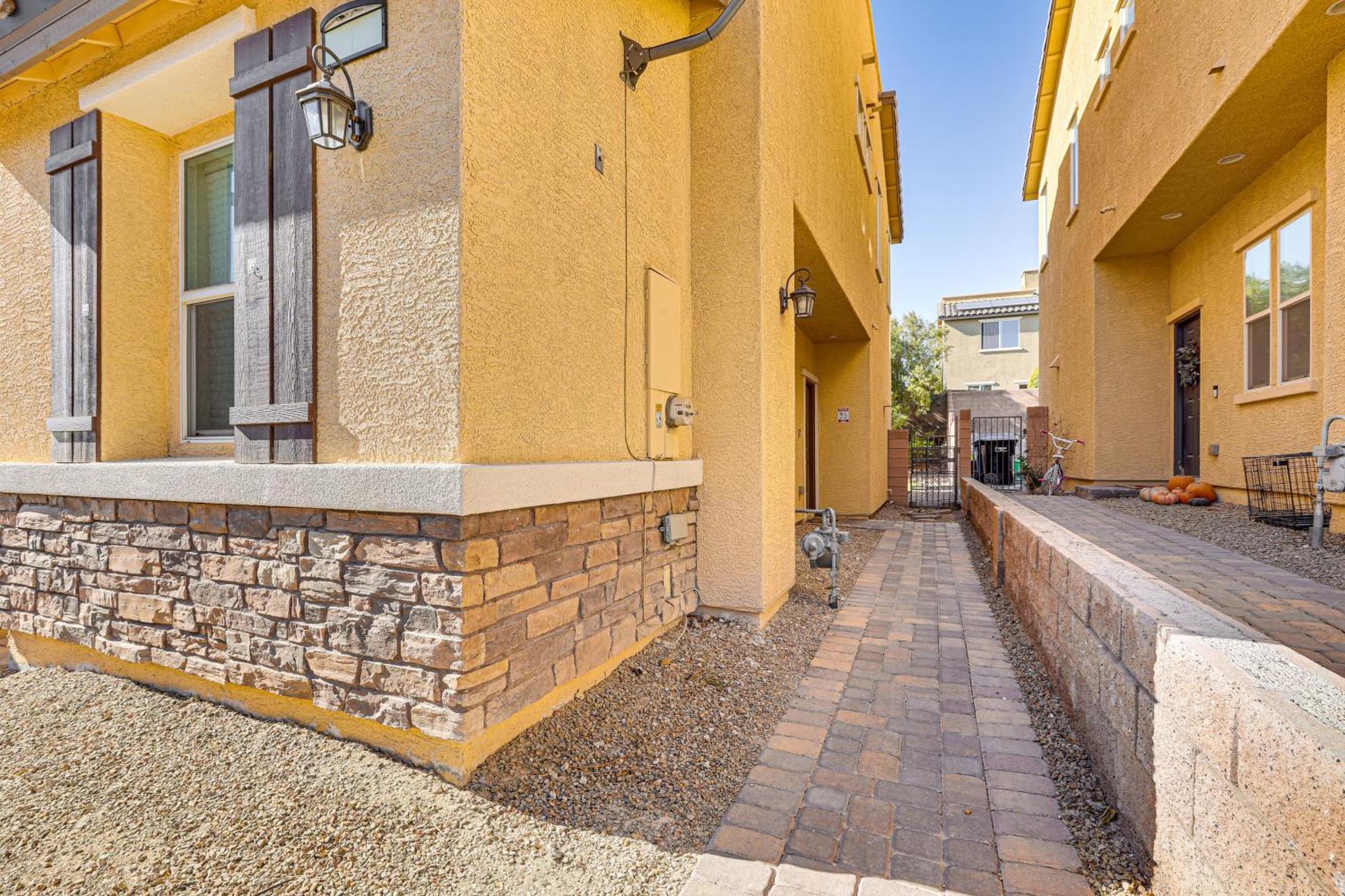 1 Mi To Aliante Casino Townhome With Fenced Yard! Holiday home Las Vegas