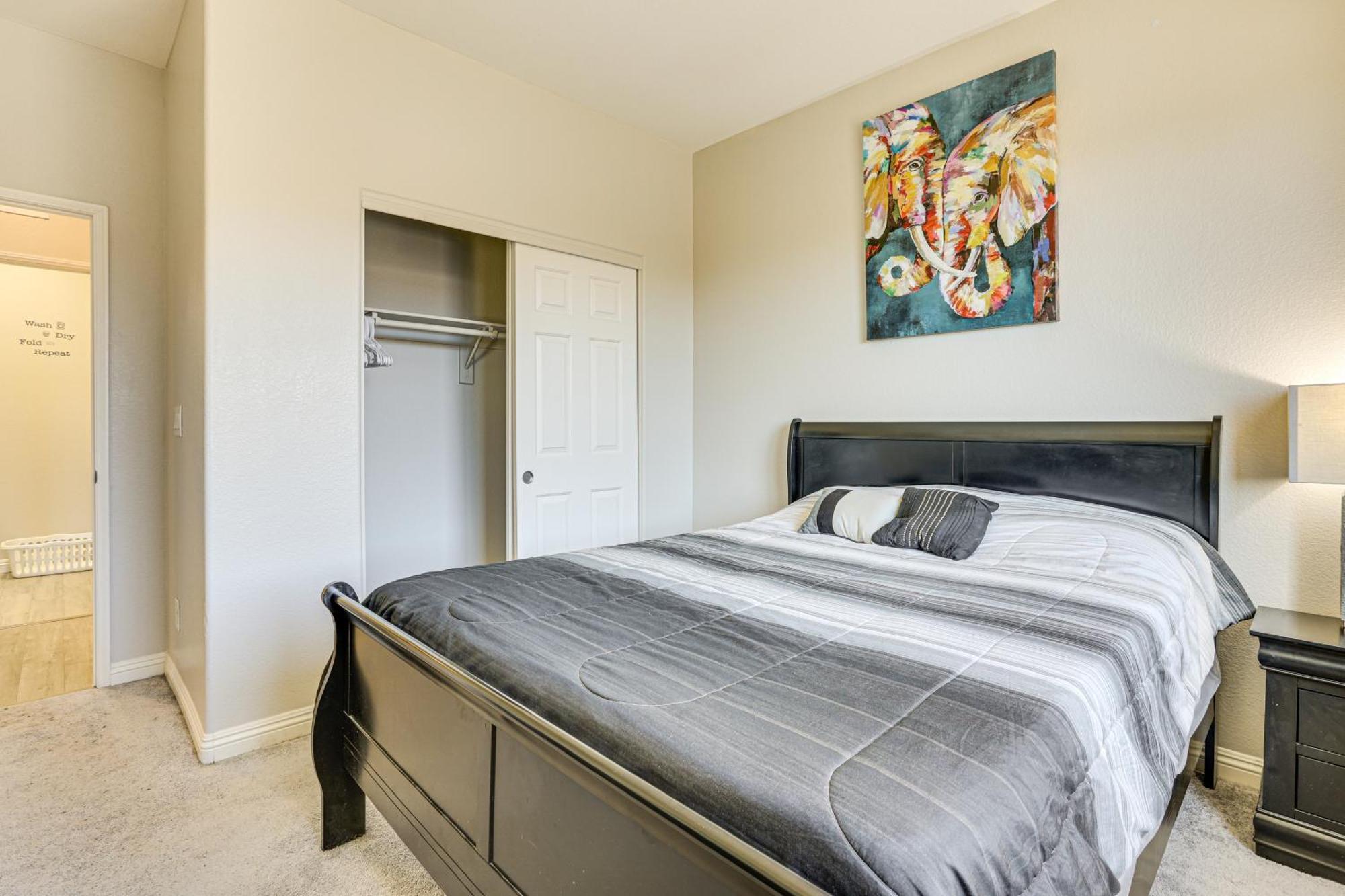 1 Mi To Aliante Casino Townhome With Fenced Yard! Las Vegas