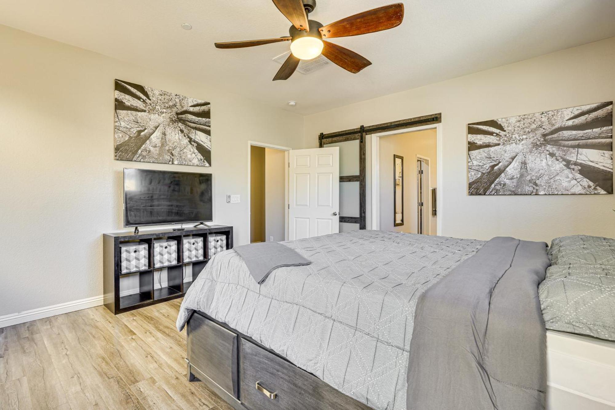 1 Mi To Aliante Casino Townhome With Fenced Yard! Holiday home Las Vegas