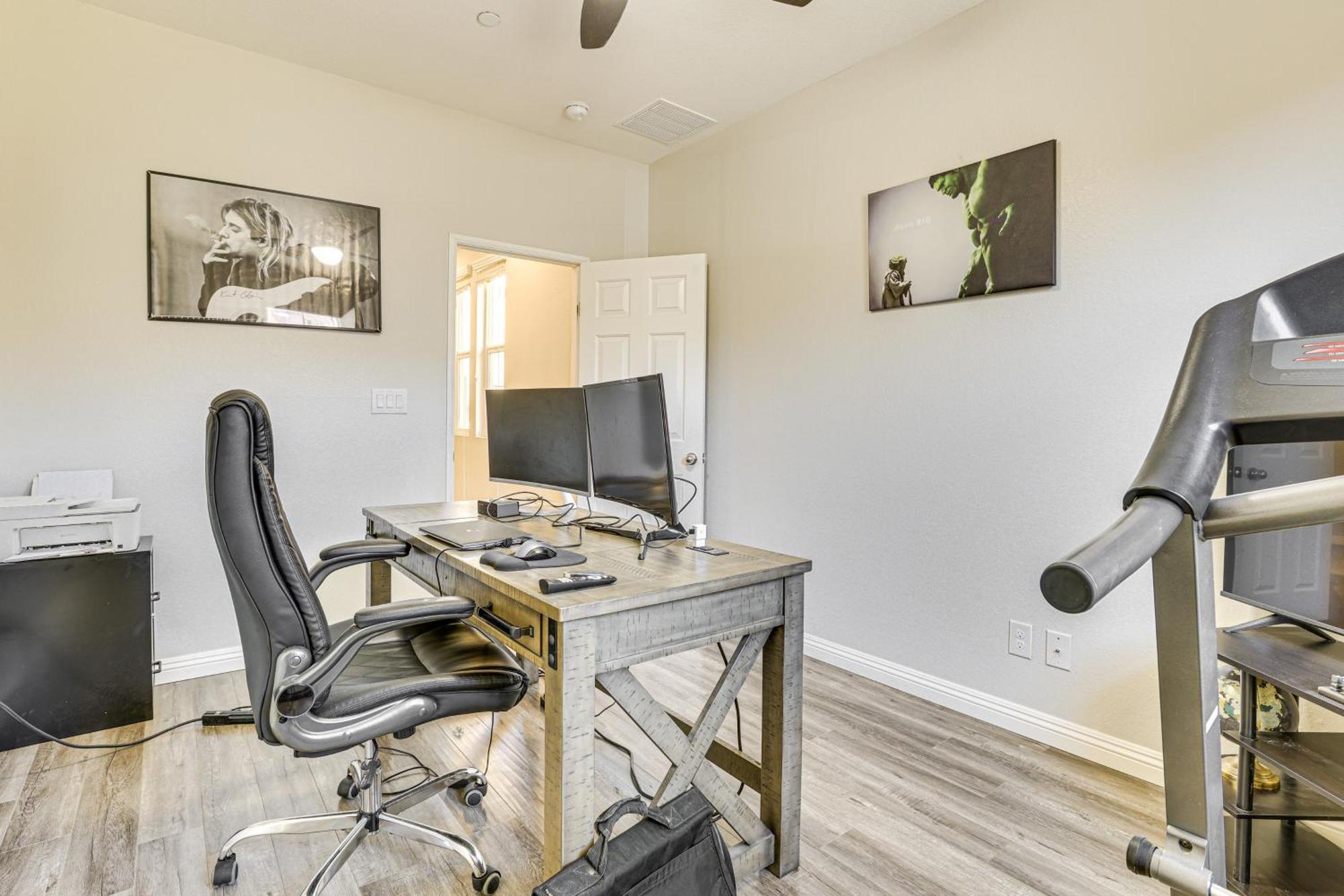 1 Mi To Aliante Casino Townhome With Fenced Yard! Las Vegas
