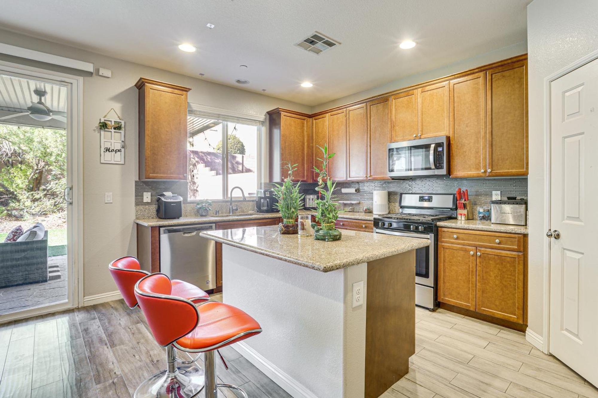 1 Mi To Aliante Casino Townhome With Fenced Yard! Las Vegas