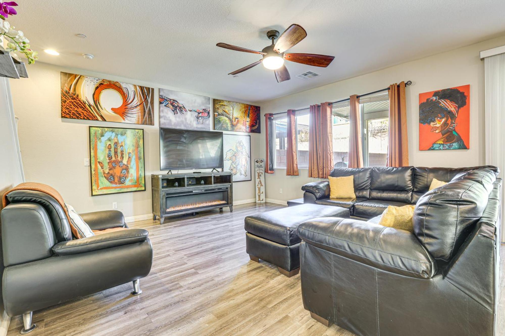 1 Mi To Aliante Casino Townhome With Fenced Yard! Las Vegas
