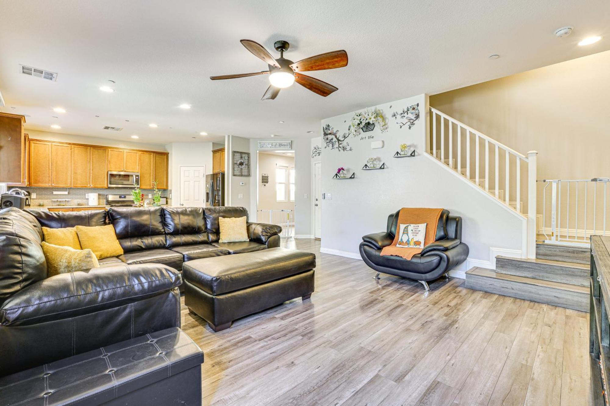 1 Mi To Aliante Casino Townhome With Fenced Yard! * Las Vegas