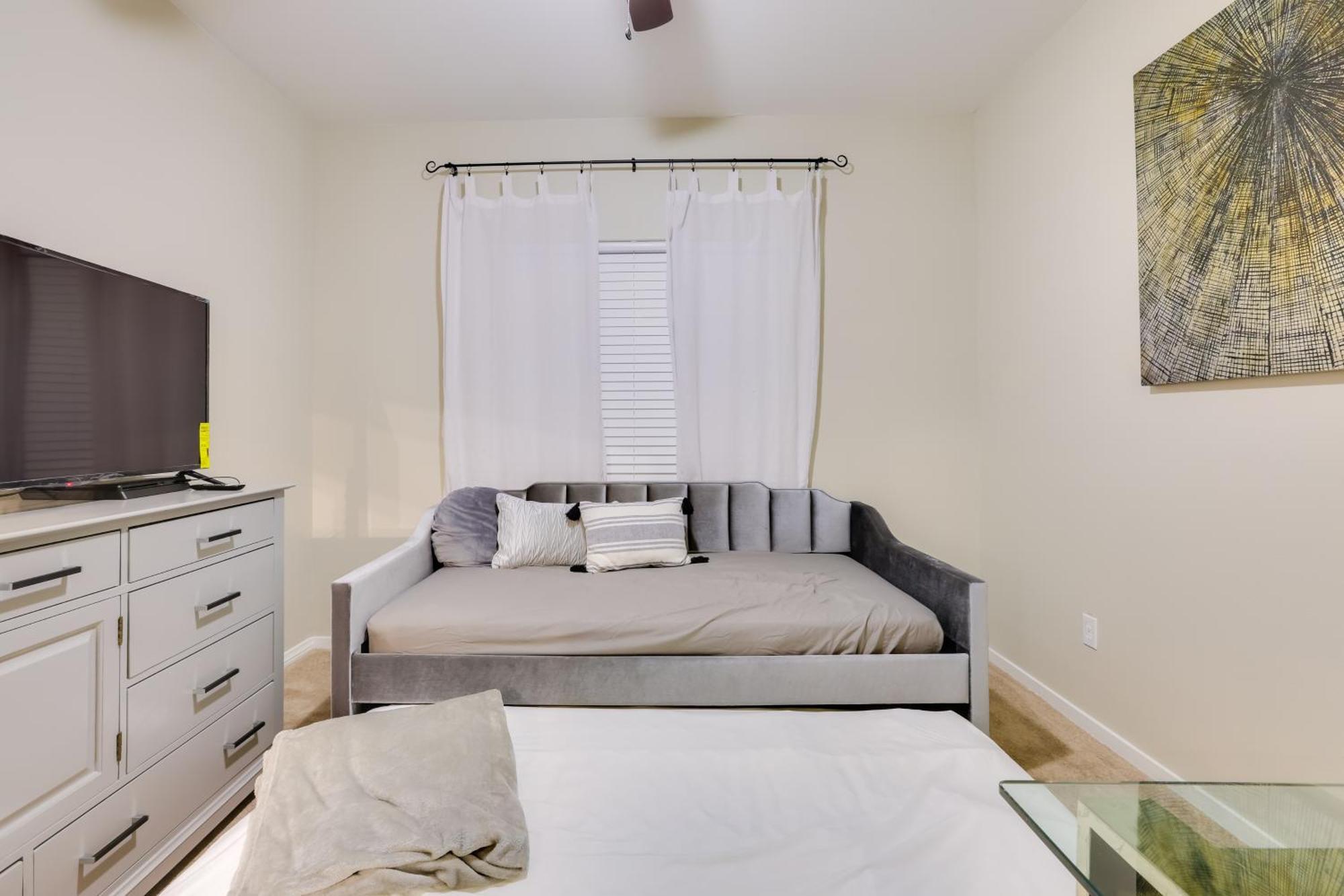 Apartment 6 Mi To Vegas Strip City-view Gem With Pool Access *
