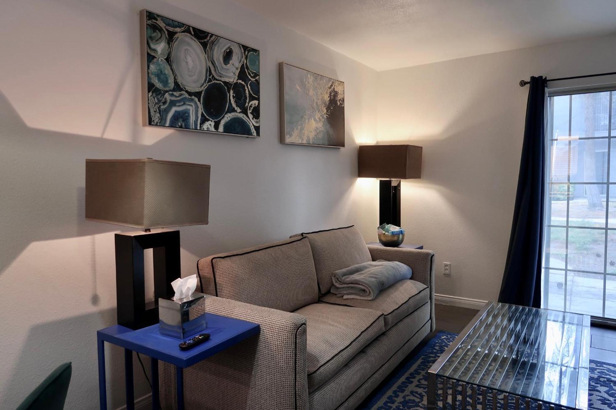 1 Bdrm Md Pkway Apartment *
